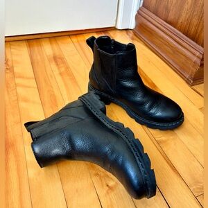 Sorel Women Chelsea Boots. Size 8. Black. Great Condition. Worn only few times.